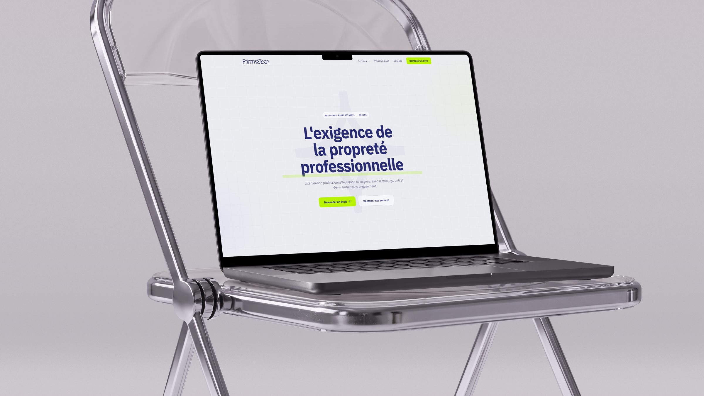 Le site PrimmoClean affiché sur un ordinateur portable posé sur une chaise transparente